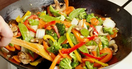 Stir fry – czym jest? Zasady smażenia, przepisy