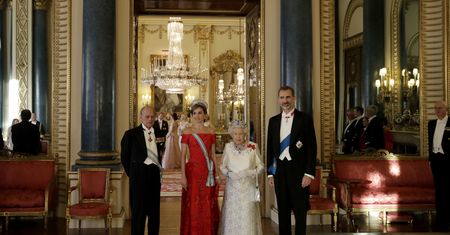 Tiary i koronki w Pałacu Buckingham: księżna Kate czy królowa Letycja? (ZDĘCIA)