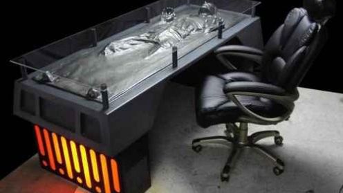 Biurko z zamrożonym Hanem Solo 1