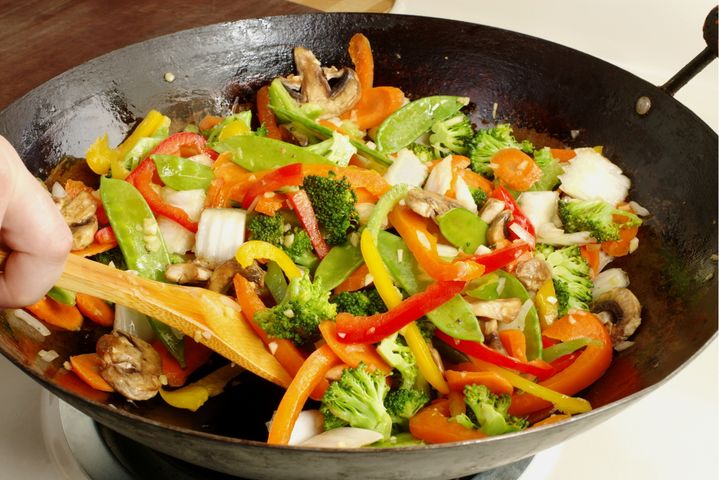 Stir fry tradycyjnie przygotowuje się w naczyniu o nazwie wok