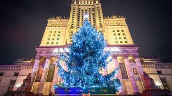 Warszawa: Kolorowa choinka w centrum. Kiedy spadnie śnieg?