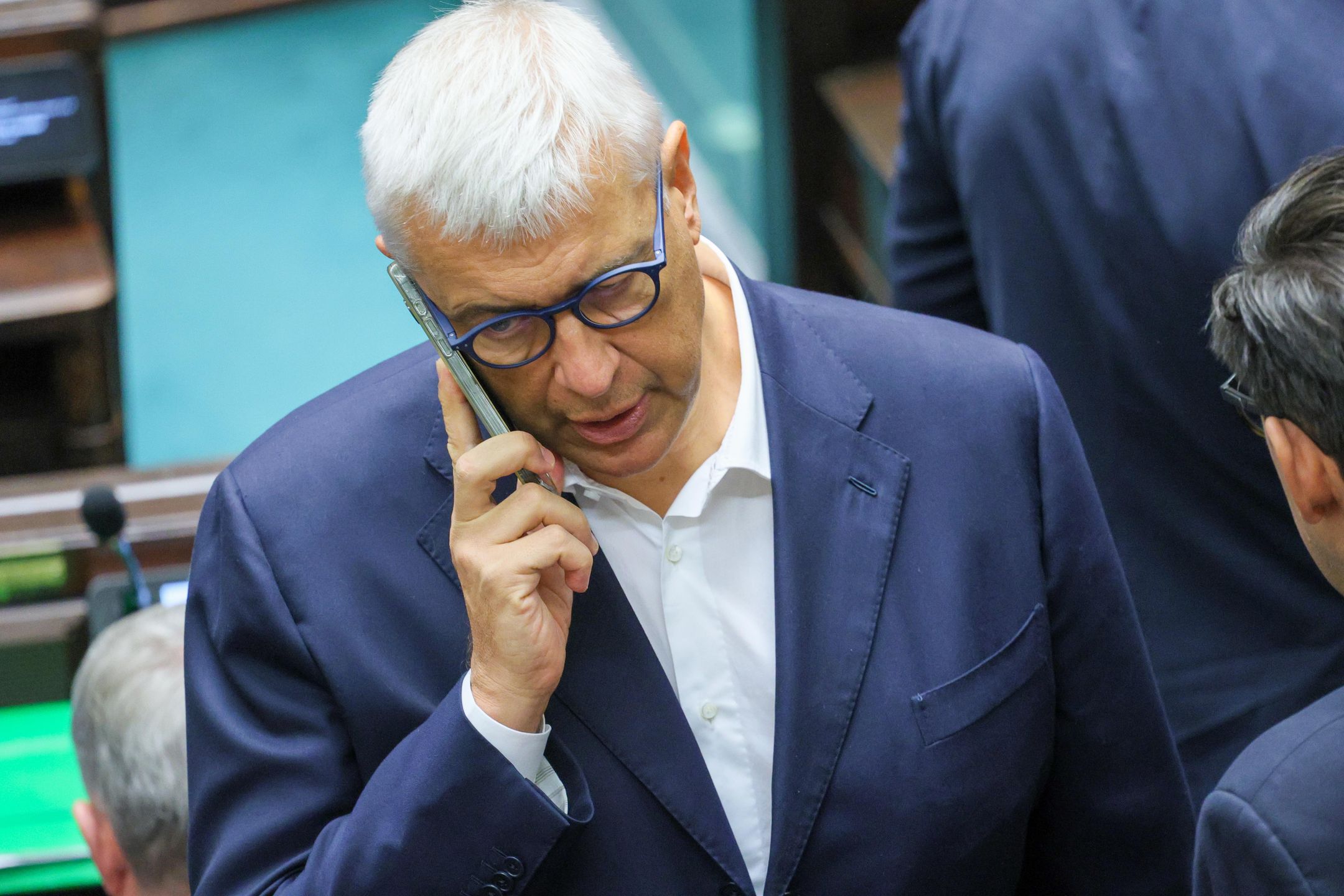 Roman GiertychWarszawa, 07.10.2025. Poseł KO Roman Giertych na sali plenarnej Sejmu w pierwszym dniu posiedzenia, 7 bm. Głównym punktem prac izby będzie przeprowadzenie pierwszych czytań projektu ustawy budżetowej na 2026 r. oraz projektu tzw. ustawy okołobudżetowej. (rg/awol) PAP/Rafał GuzRafał Guz10 10. X, budżet 2026, debata, kadencja, kadencji, okołobudżetowa, polityk, polityka, poseł, posiedzeń, posłowie, projekt, rozmawia, rozmawiać, sala obrad, Sejm, smartfon, smartphone, telefon komórkowy, ustawa budżetowa