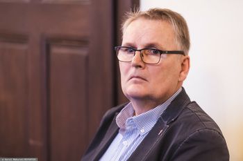 Były senator wlókł psa za autem. Sąd darował mu część kary