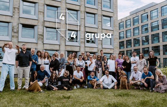 Czteryczwarte zmienia się w 4/4 i staje się grupą