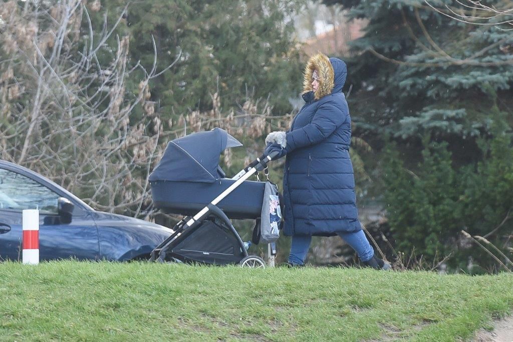 Dominika Gwit na spacerze z dzieckiem