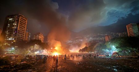Nadzieja pomieszana ze strachem. Wenezuelczycy po aresztowaniu Maduro mówią o "długiej drodze przed krajem"