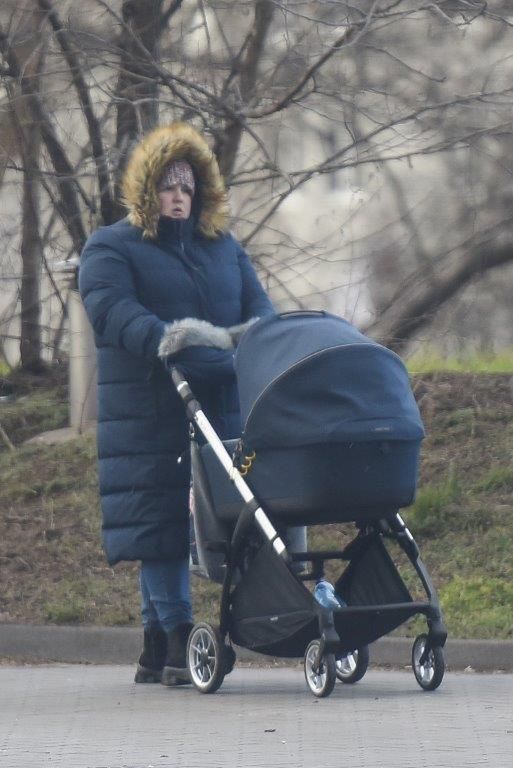 Dominika Gwit na spacerze z dzieckiem