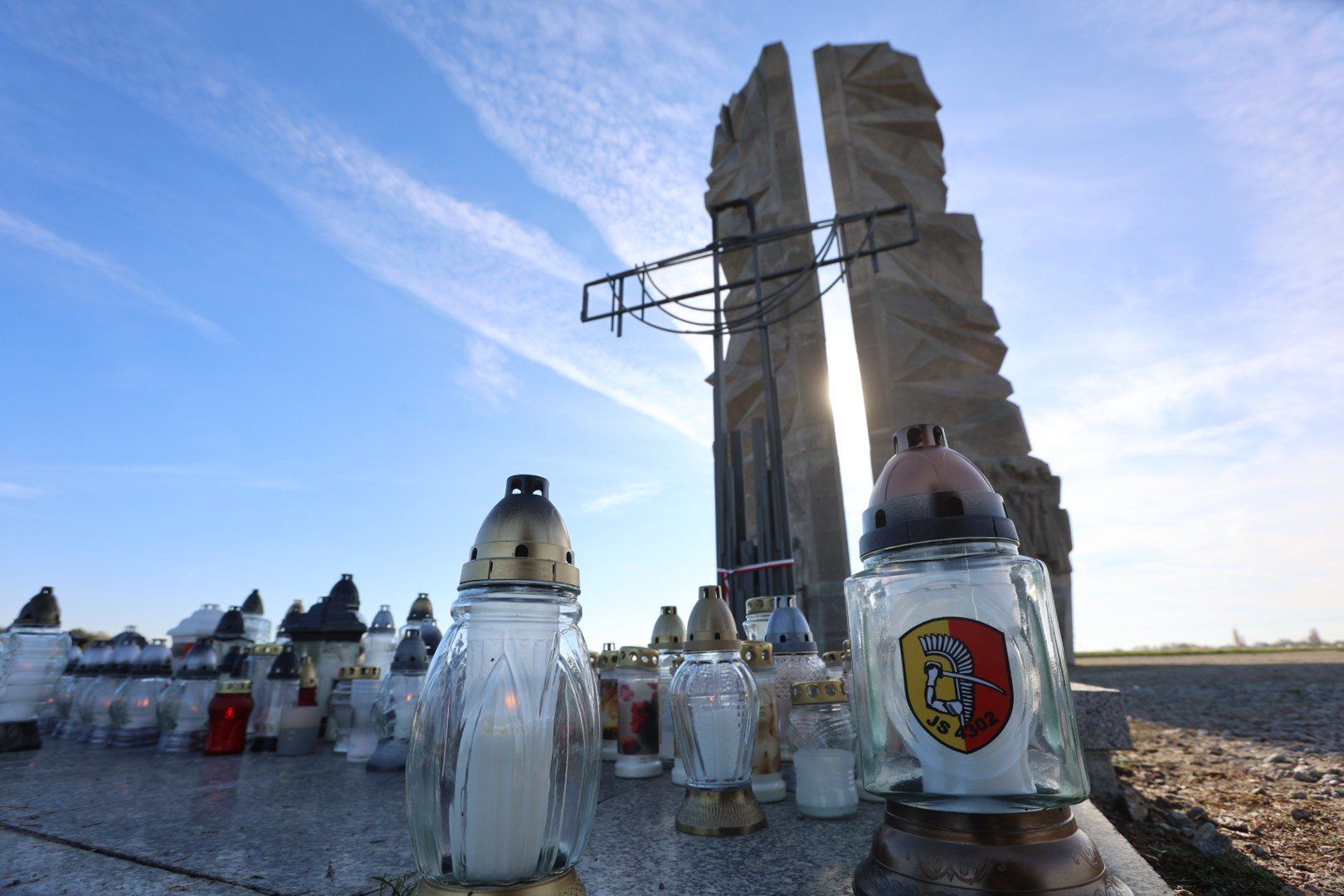 Znicze pod pomnikiem na Cmentarzu Żołnierzy Polskich.