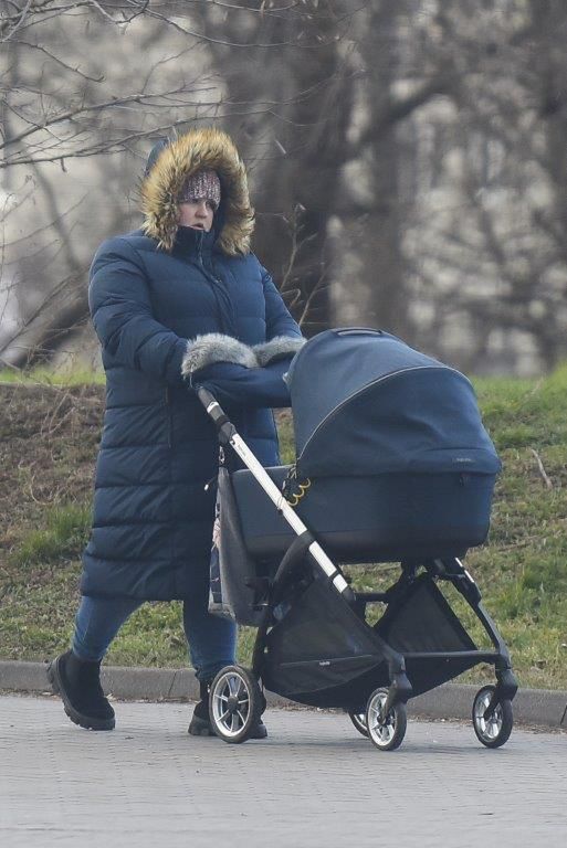 Dominika Gwit na spacerze z dzieckiem