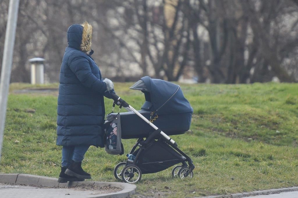 Dominika Gwit na spacerze z dzieckiem