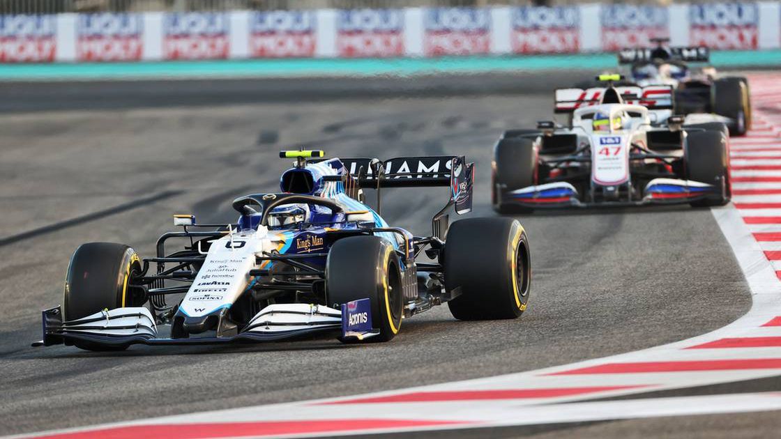 Materiały prasowe / Williams / Na zdjęciu: Nicholas Latifi przed Mickiem Schumacherem