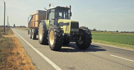 Czy można wyprzedzić traktor na ciągłej? Jest warunek