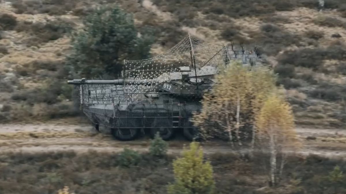 Włoski B1 Centauro po modyfikacjach gdzieś pod Kupiańskiem.