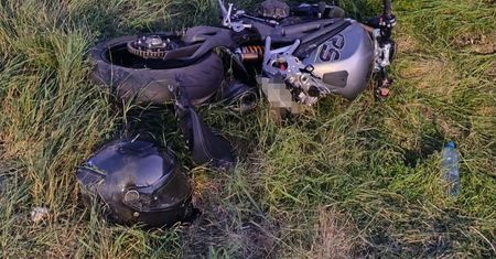 Szonowice: Podczas wyprzedzania Triumph wpadł do rowu. 50-letni motocyklista zginął na miejscu