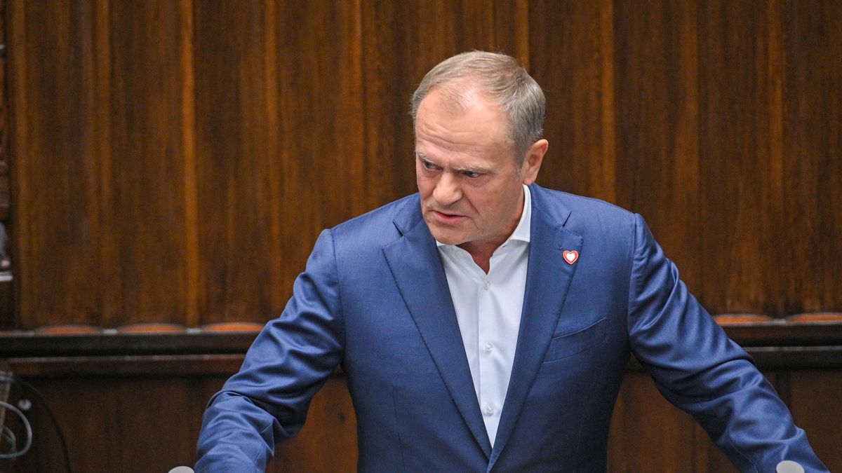 Warszawa, 16.10.2024. Premier Donald Tusk przemawia na sali plenarnej Sejmu w Warszawie, 16 bm. Prezydent Duda wygłosił podczas posiedzenia izby orędzie w związku z rocznicą wyborów parlamentarnych z 2023 roku. (amb) PAP/Marcin Obara