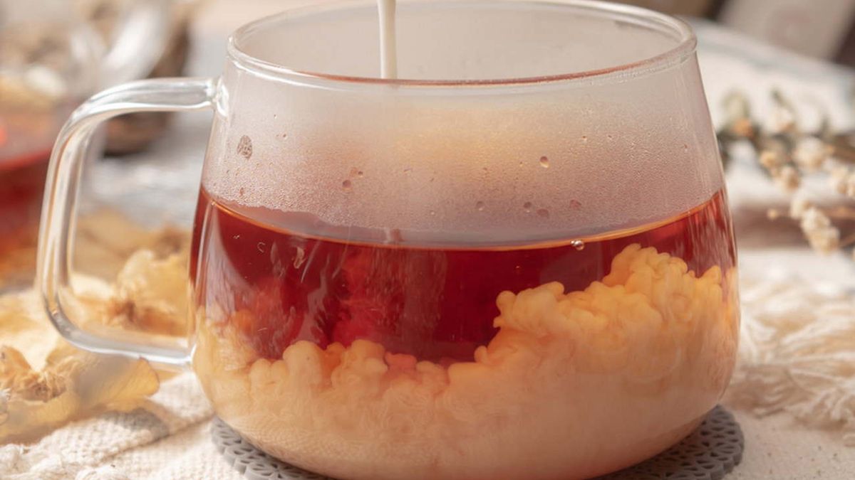 Herbata z mlekiem ma sporo zalet, ale trzeba na nią uważać