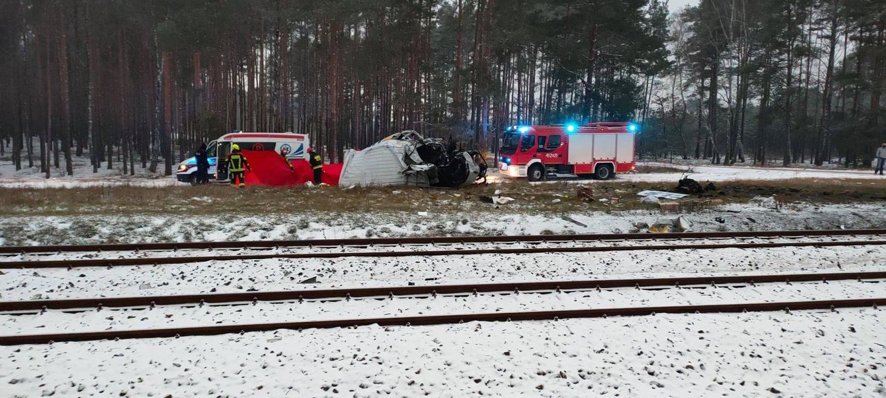 Kierowca busa wjechał pod pociąg