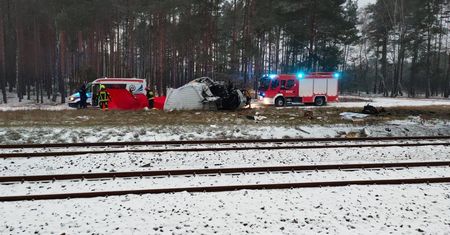 Kierowca busa wjechał pod pociąg
