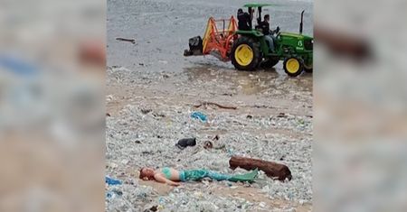 Syrena pośród śmieci. Niezwykła akcja na indonezyjskiej plaży