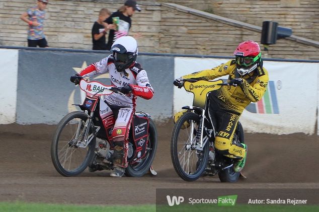 W minionym sezonie Hillebrand (kask biały) wywalczył 22 punkty i 6 bonusów w 35 biegach