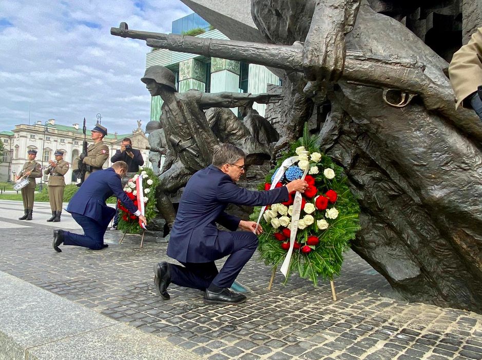 Warszawa. Derek Chollet, przedstawiciel amerykańskiej dyplomacji, doradca sekretarza stanu USA odwiedza Polskę w dniach 22 i 23 lipca. Wizytę rozpoczął złożeniem wieńców w hołdzie bohaterom Powstania Warszawskiego