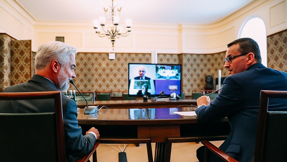 Premier Mateusz Morawiecki podczas wideospotkania z premierem Ludovikiem Orbanem.