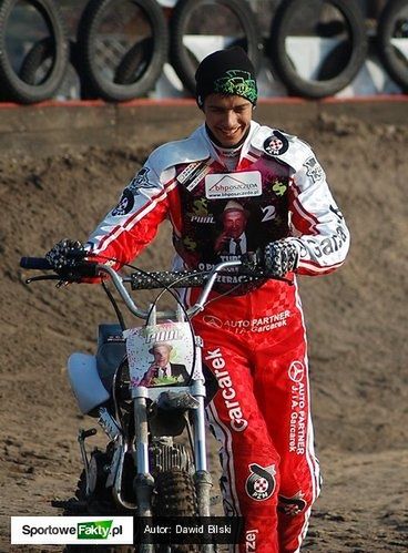 Łukasz Sówka wraz ze swoim motocykem