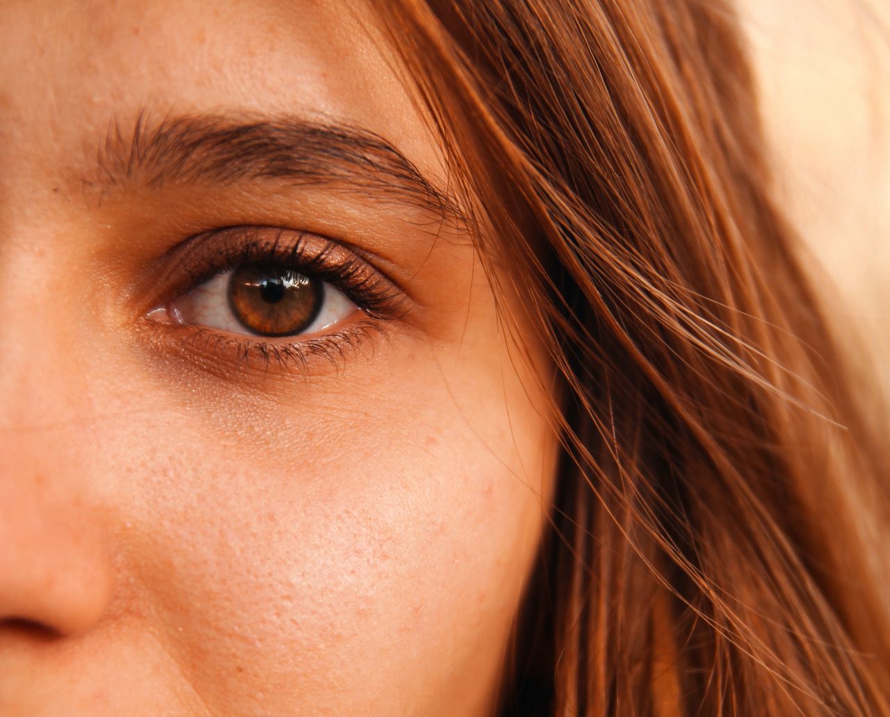 Serum kompleksowo zadba o skórę pod oczami.