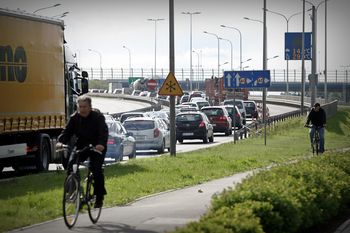 Wrocław sparaliżowany przez piłkarski hit? Aż 70 tysięcy kibiców, zamknięte ulice i apel: "Unikaj podróży samochodem, zostań w domu"