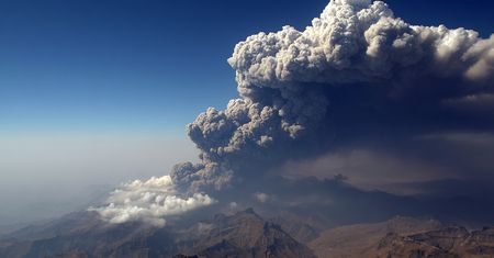 Anak Krakatau paraliżuje Indonezję! Ponad 270 tysięcy pasażerów utknęło, tysiące lotów odwołane