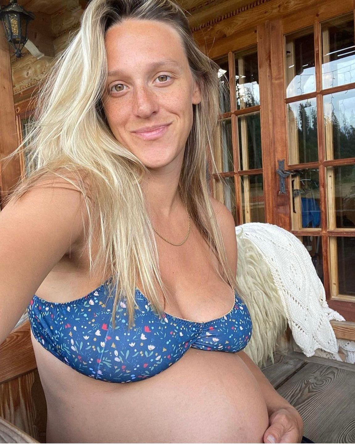 Aleksandra Żebrowska pozuje z pociechą na sedesie ze spuszczonymi spodenkami