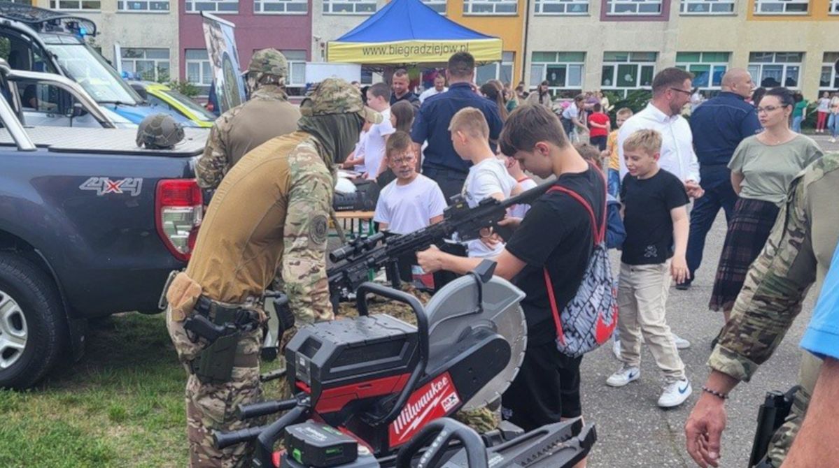 Promowali zawód policjanta podczas pikniku w Radziejowie z okazji Dnia Dziecka 2025