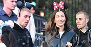 Tak NAPRAWDĘ wyglądał wypad Bieberów do Disneylandu. Hailey uradowana, a Justin znudzony