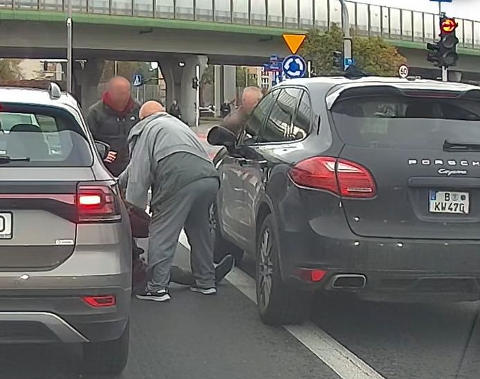 66-latka w pewnym momencie upadła na jezdnię