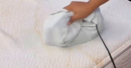 Owiń żelazko i przejedź po materacu. W mig zrobi się śnieżnobiały