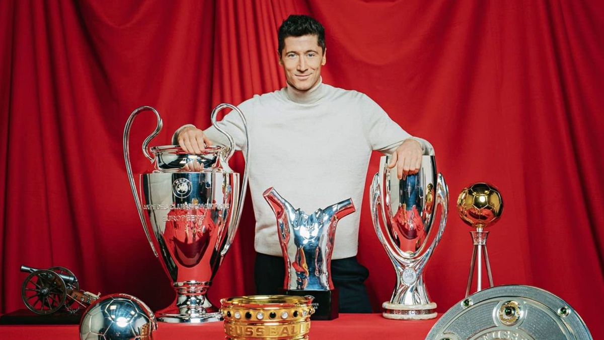 Robert Lewandowski ze swoimi trofeami