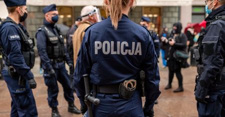 Koronawirus. Policja o mandatach za nieprzestrzeganie obostrzeń