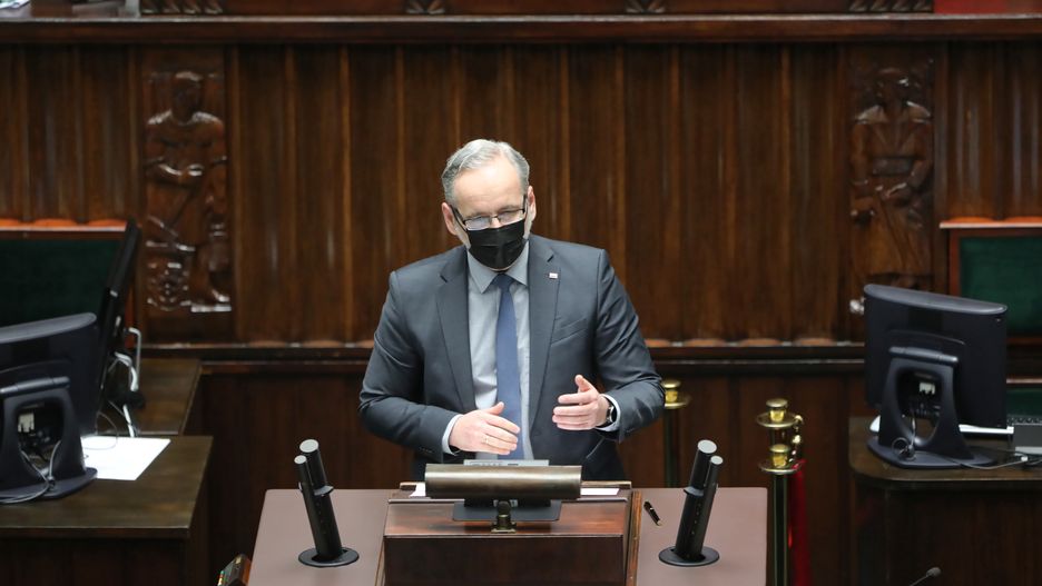 Warszawa, 15.04.2021. Minister zdrowia Adam Niedzielski na sali obrad Sejmu w Warszawie, 15 bm. W drugim dniu posiedzenia Sejm m.in. po raz kolejny spróbuje wybrać nowego Rzecznika Praw Obywatelskich. Sejm rozpatrzy dziś także rządowy projekt nowelizacji ustaw związanych ze świadczeniami na rzecz rodziny. Projekt zakłada wprowadzenie stałego mechanizmu wzrostu kwoty kryterium dochodowego uprawniającej do świadczeń z funduszu alimentacyjnego. (sko) PAP/Wojciech Olkuśnik