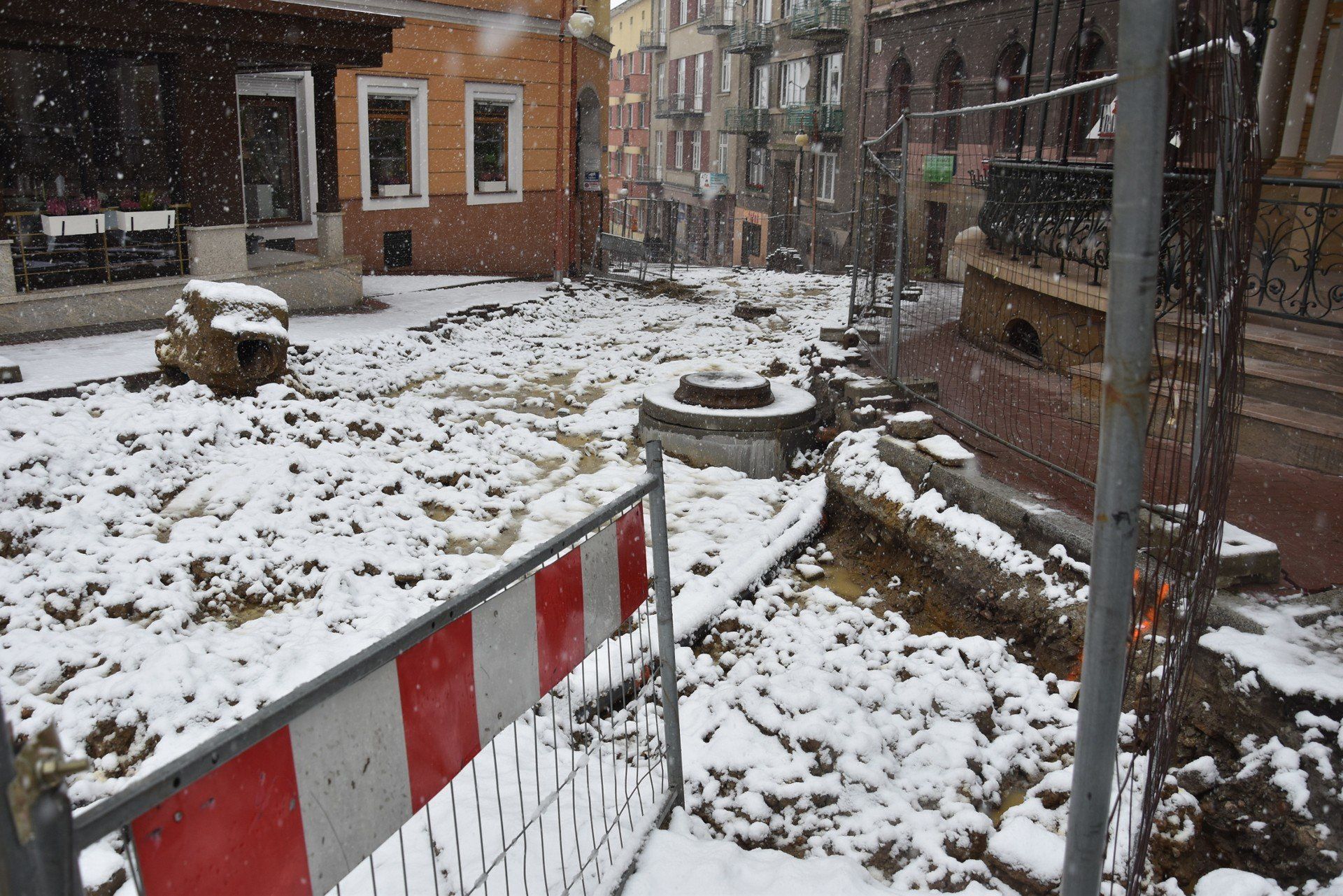 Na rozkopanej ulicy Batorego w piątek nie działo się nic. Remont wypadł akurat na czas jesienno-zimowy, kiedy warunki do prowadzenia prac brukarskich nie są sprzyjające