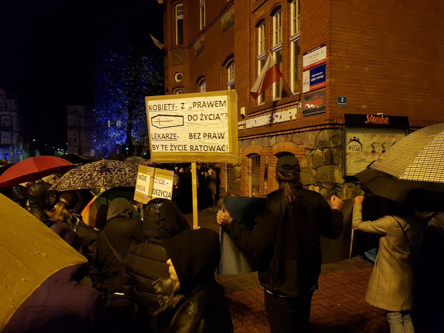 Protesty po śmierci 30-letniej Izabeli. W Słupsku manifestacje pod biurem PiS