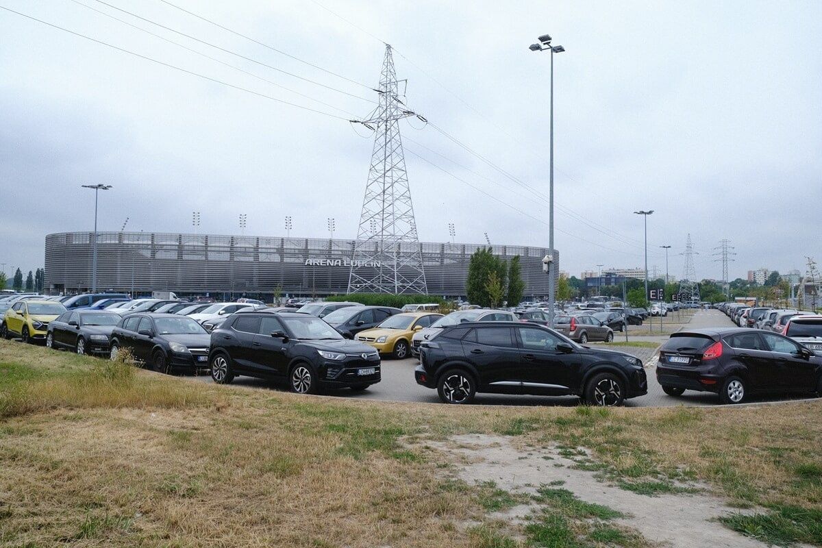 Zapełniony parking Motor Lublin Areny w trakcie Kongresu Świadków Jehowy