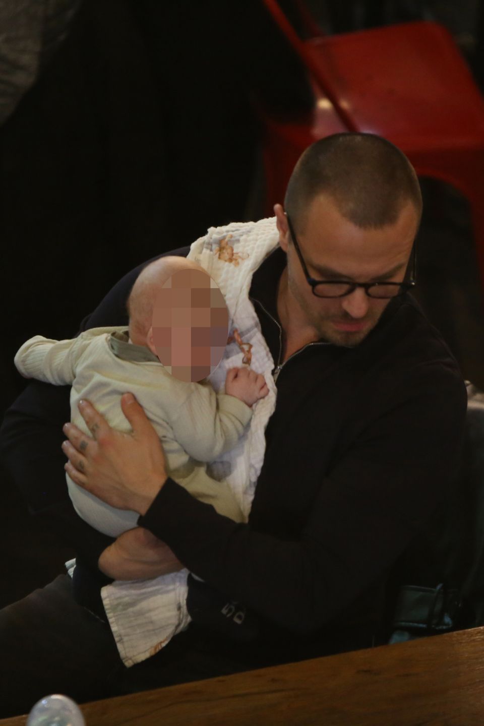 Marcin Hakiel z rodziną na mieście