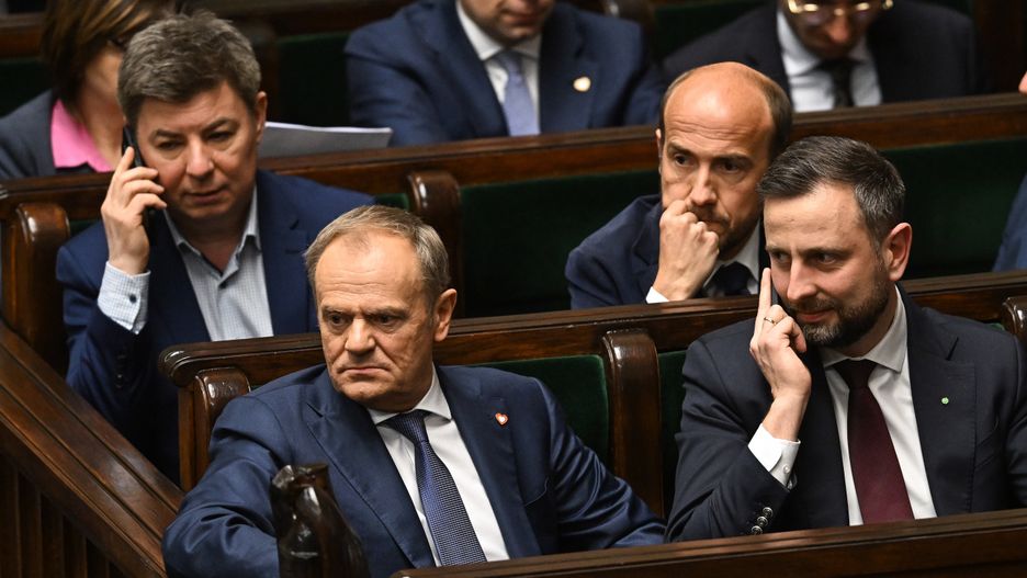 Warszawa, 12.04.2024. Premier Donald Tusk (2L), wicepremier, minister obrony narodowej Władysław Kosiniak-Kamysz (P), szef Kancelarii Prezesa Rady Ministrów Jan Grabiec (L) oraz minister aktywów państwowych Borys Budka (2P) na sali obrad Sejmu w Warszawie, 12 bm. Sejm ma się zająć m.in. projektem uchwały w sprawie powołania i wyboru składu osobowego Komisji Nadzwyczajnej do rozpatrzenia projektów ustaw dotyczących prawa do przerywania ciąży. (jm) PAP/Radek Pietruszka