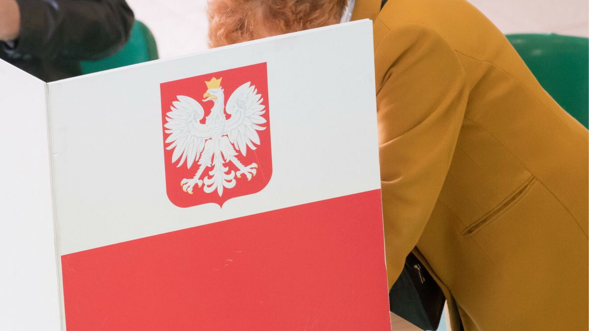 Kobieta głosuje w wyborach