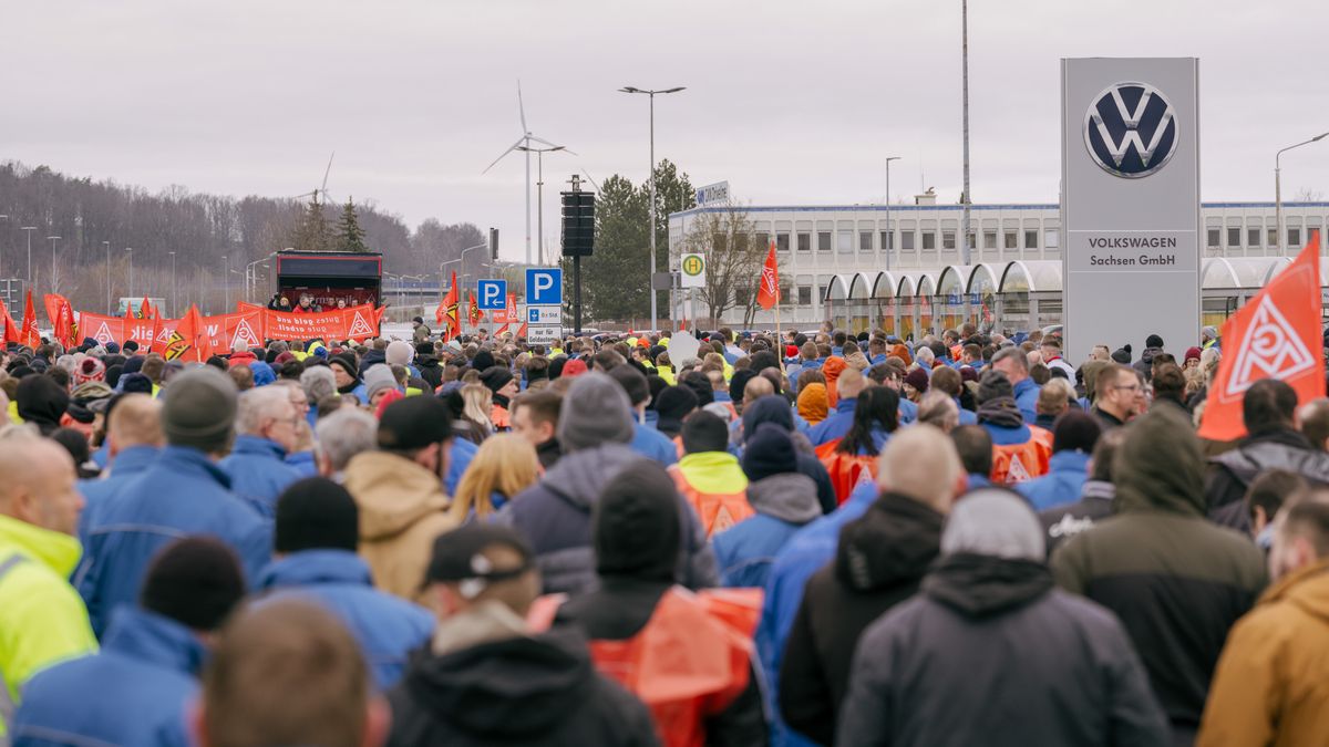Protest pod fabryką Volkswagena w grudniu