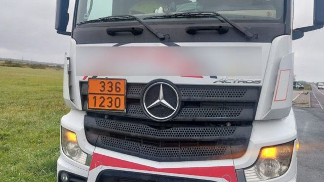 Przeładowana cysterna z metanolem zatrzymana na drodze krajowej nr 12 (zdjęcia)