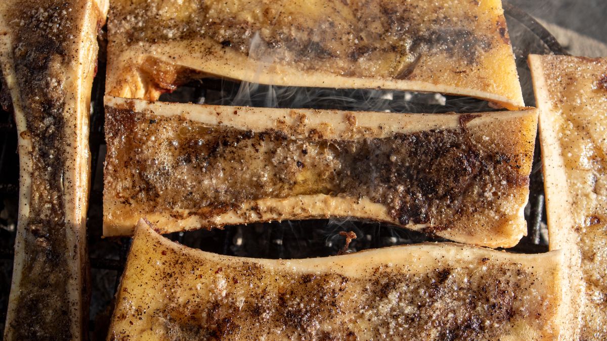 Pieczony szpik kostny możesz rozsmarować na grzankach