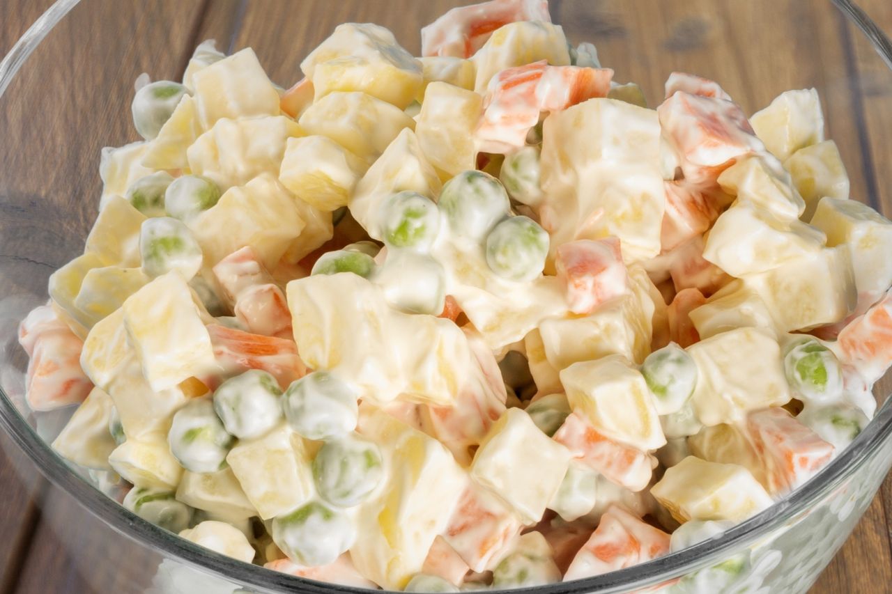 Sałatka jarzynowa z mrożonym groszkiem 