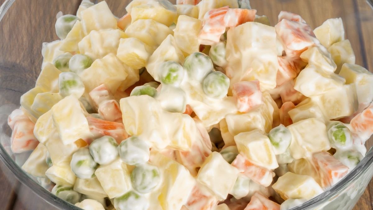 Sałatka jarzynowa z mrożonym groszkiem 