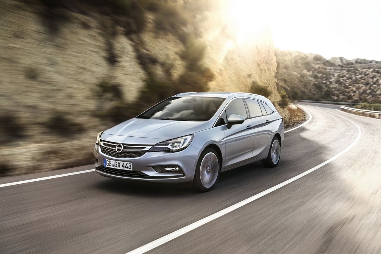 Opel Astra Sports Tourer (2015) ma więcej miejsca i jest lżejszy o 200 kg